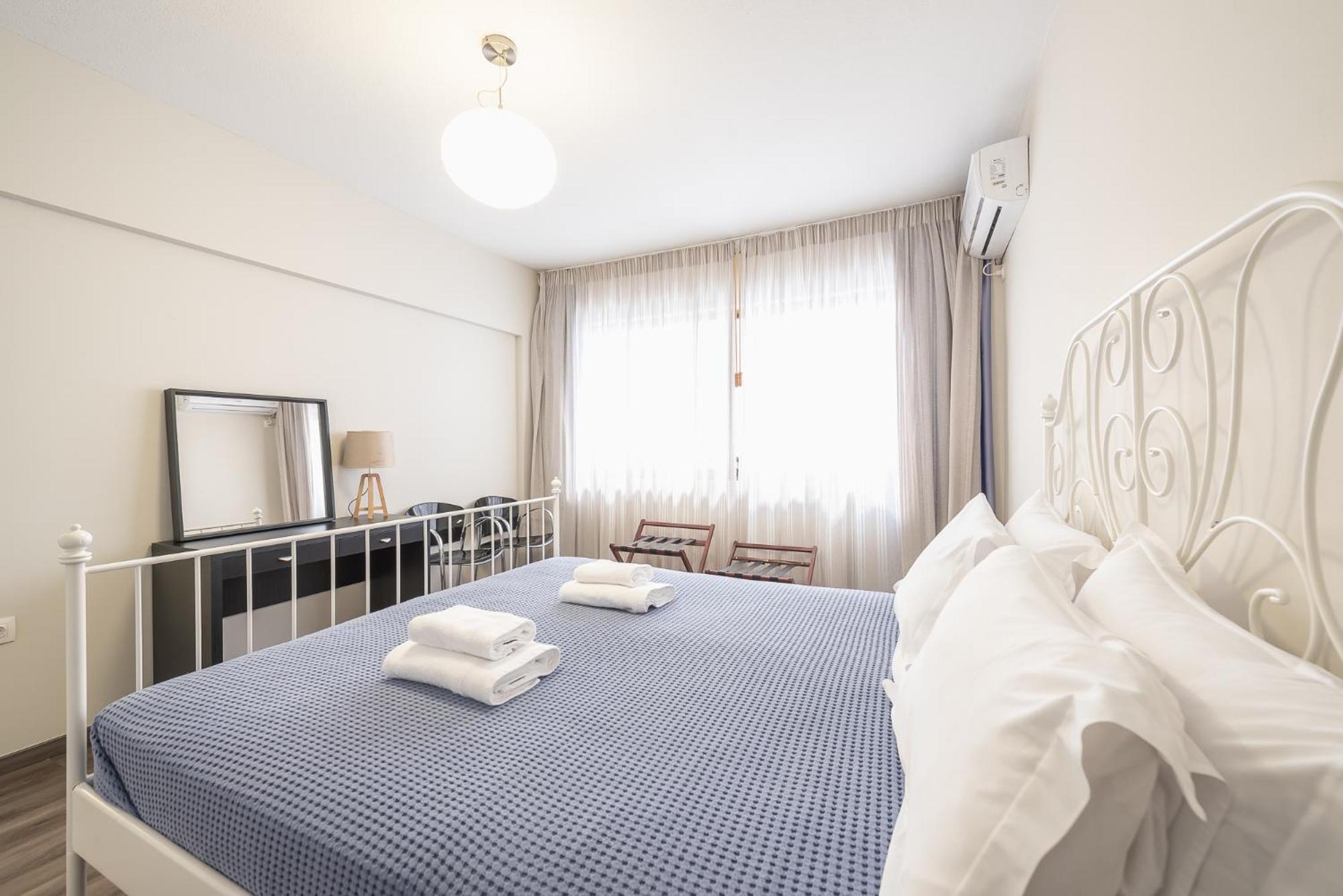 Apartment Steps From Historic Center Plaka