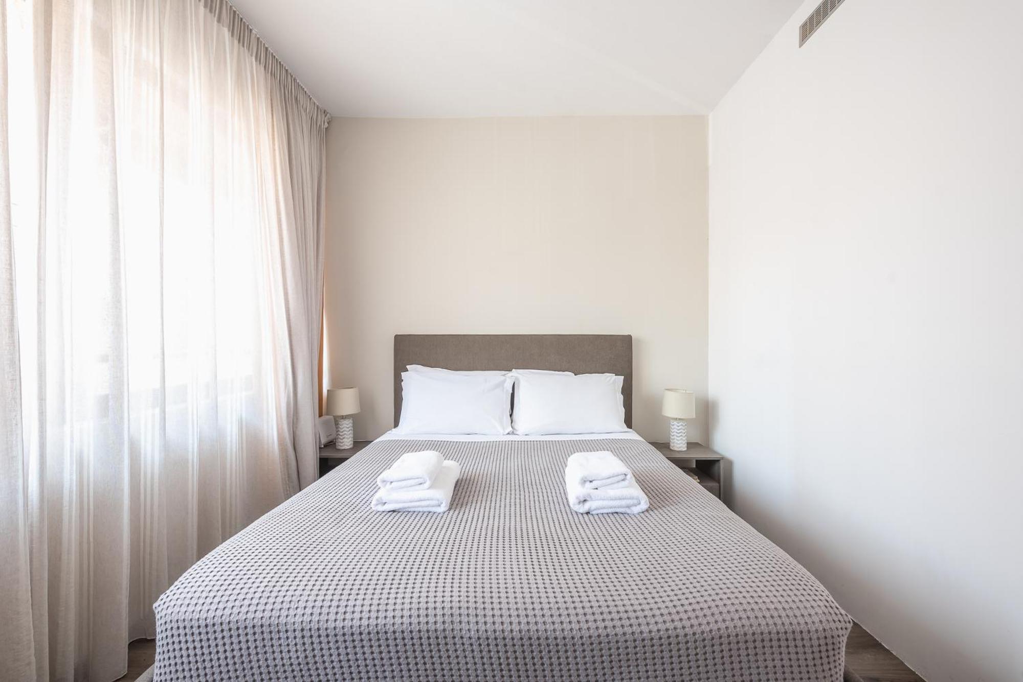 Apartment Steps From Historic Center Plaka